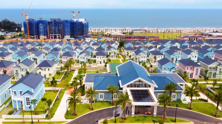 Phân khu Florida được quy hoạch và thiết kế theo phong cách kiến trúc đặc trưng của tiểu bang Florida (Mỹ) với nhiều dãy second home hướng biển đầy màu sắc cùng khu clubhouse với hồ bơi và khu vui chơi trẻ em ngoài trời. Bao quanh phân khu là hàng hàng loạt tiện ích du lịch, nghỉ dưỡng, thể thao cao cấp đang dần hình thành.