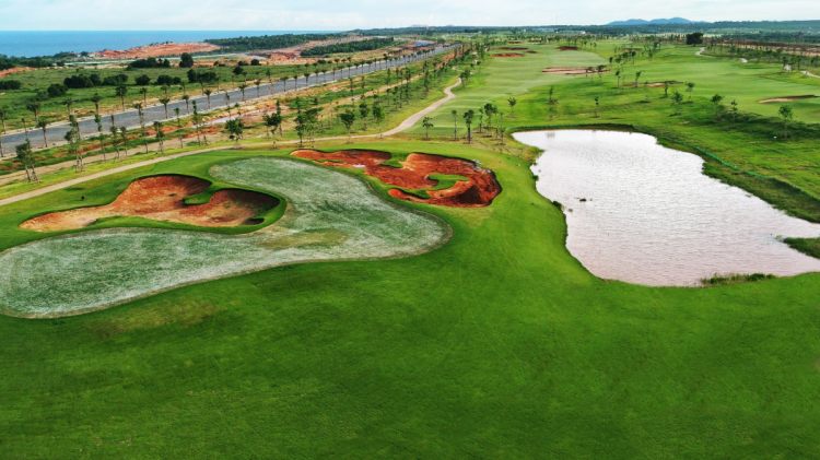 Cụm sân bao gồm sân PGA Ocean 18 hố đã đi vào vận hành từ tháng 4 năm nay, và sân PGA Garden đã xây dựng xong hơn 90%, đang thi công hoàn thiện cầu cảnh quan, hồ nước và các hạng mục chòi nghỉ. Dự kiến toàn cụm sân sẽ được đưa vào vận hành vào quý IV/2021.