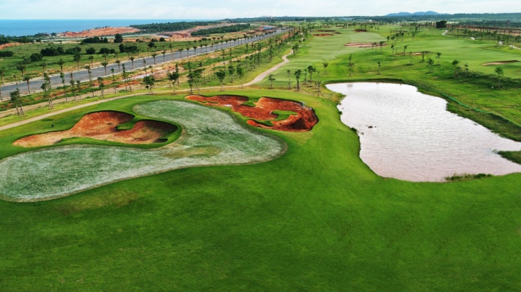 NovaWorld Phan Thiết là nơi có cụm sân golf PGA 36 hố duy nhất tại Việt Nam có bản quyền độc quyền từ Hiệp hội Golf Chuyên nghiệp Mỹ (PGA) để đăng cai các giải thi đấu trong hệ thống của tổ chức này. Cụm sân bao gồm sân PGA Ocean 18 hố đã đi vào vận hành từ tháng 4 năm nay, và sân PGA Garden đã xây dựng xong hơn 90%, đang thi công hoàn thiện cầu cảnh quan, hồ nước và các hạng mục chòi nghỉ. Dự kiến toàn cụm sân sẽ được đưa vào vận hành vào quý IV/2021.