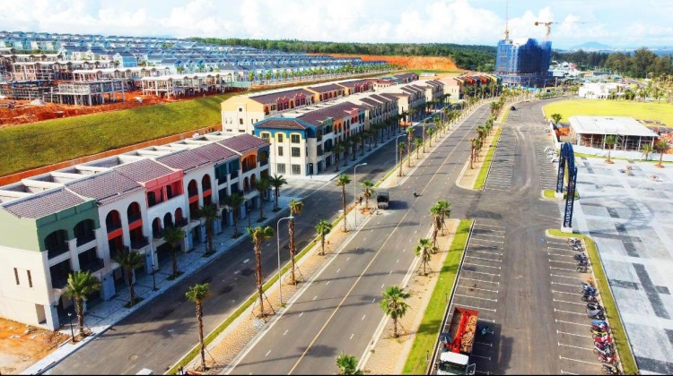 Song hành với loạt tiến triển về cơ sở hạ tầng kết nối như sân bay Phan Thiết, cao tốc Dầu Giây - Phan Thiết đang xây dựng, diện mạo của "siêu thành phố biển - du lịch - sức khỏe" NovaWorld Phan Thiết đang ngày càng rõ nét hơn.