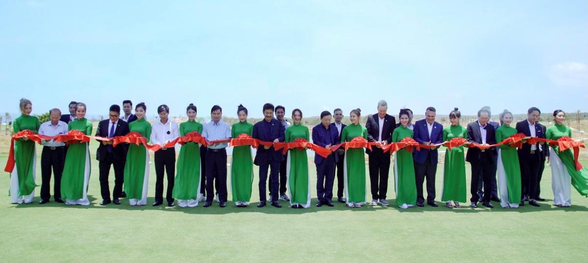 Ban lãnh đạo Novaland và các khách mời cắt băng khánh thành sân golf PGA Ocean sáng 17/4. Ảnh: Novaland.